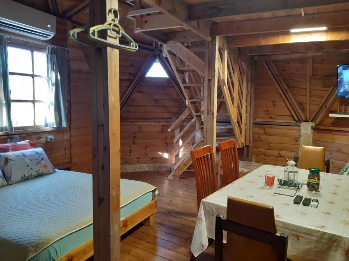 בקתת עץ בחורש במנות - דום גיאודזי - Wooden Cabin In Manot ภายนอก รูปภาพ