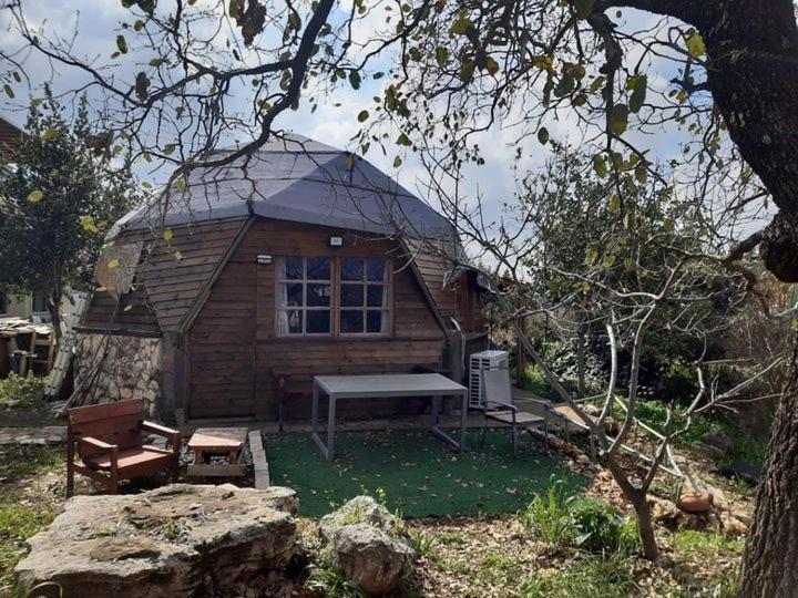 בקתת עץ בחורש במנות - דום גיאודזי - Wooden Cabin In Manot ภายนอก รูปภาพ