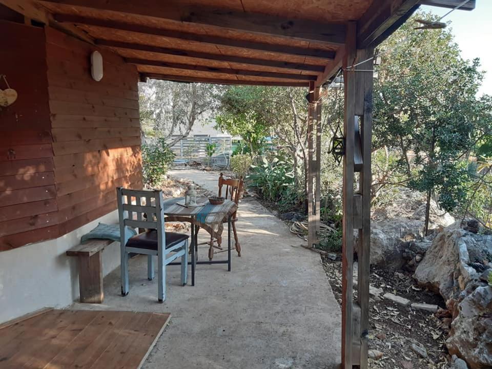 בקתת עץ בחורש במנות - דום גיאודזי - Wooden Cabin In Manot ภายนอก รูปภาพ
