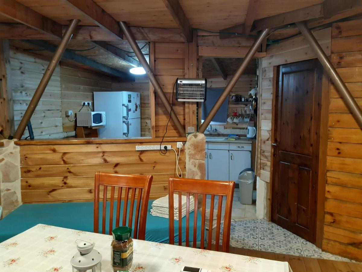 בקתת עץ בחורש במנות - דום גיאודזי - Wooden Cabin In Manot ภายนอก รูปภาพ