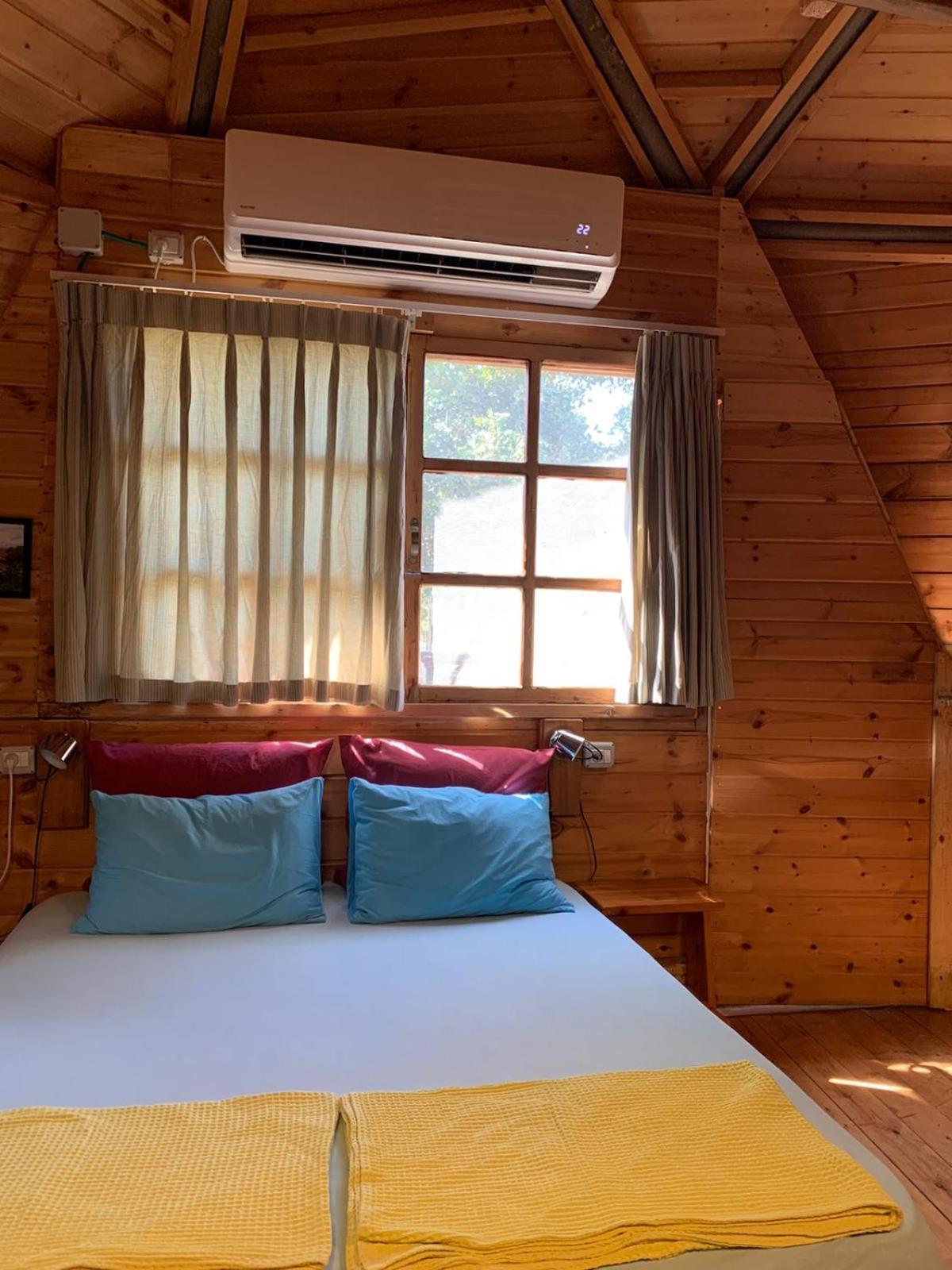 בקתת עץ בחורש במנות - דום גיאודזי - Wooden Cabin In Manot ภายนอก รูปภาพ
