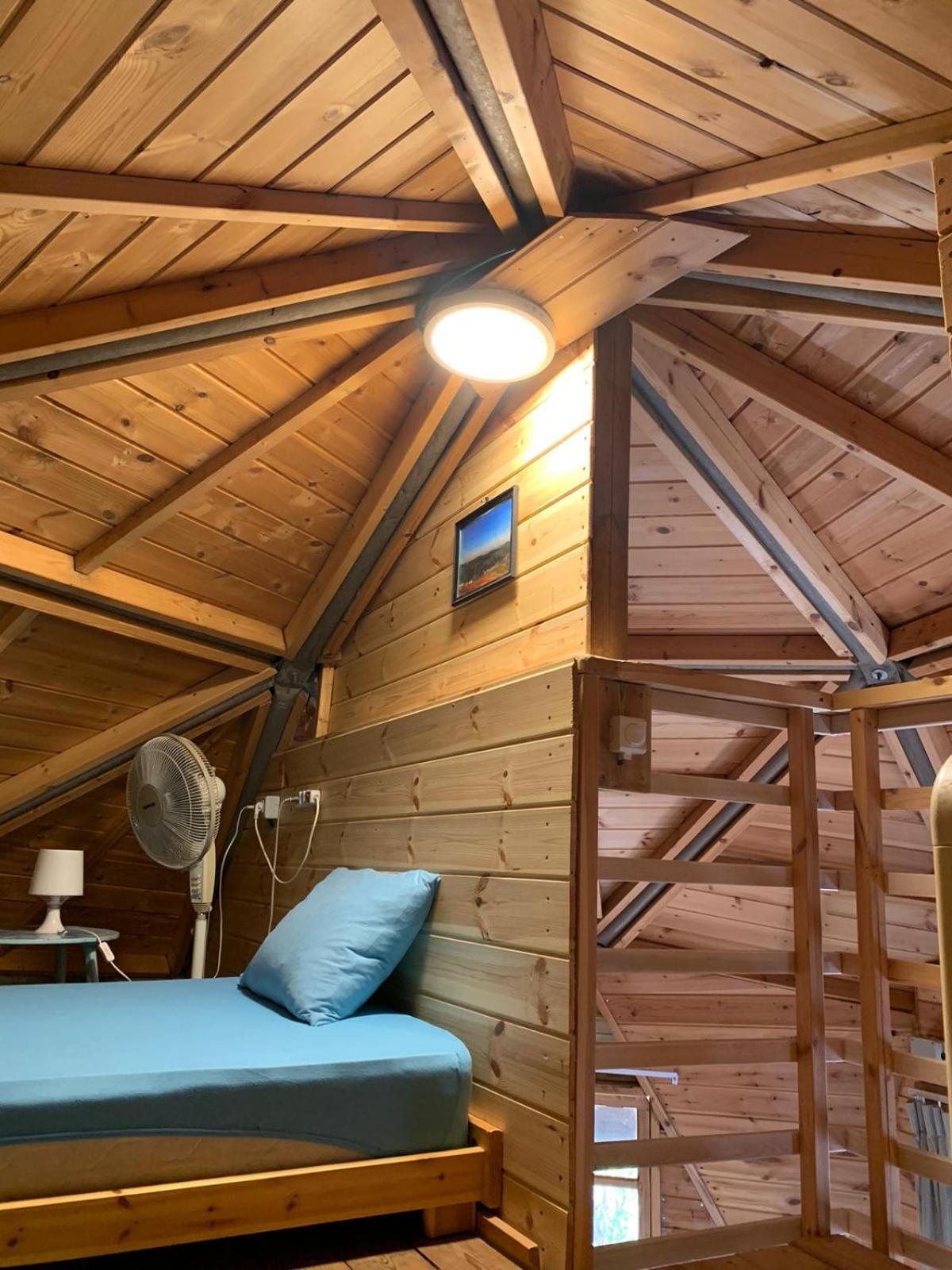 בקתת עץ בחורש במנות - דום גיאודזי - Wooden Cabin In Manot ภายนอก รูปภาพ
