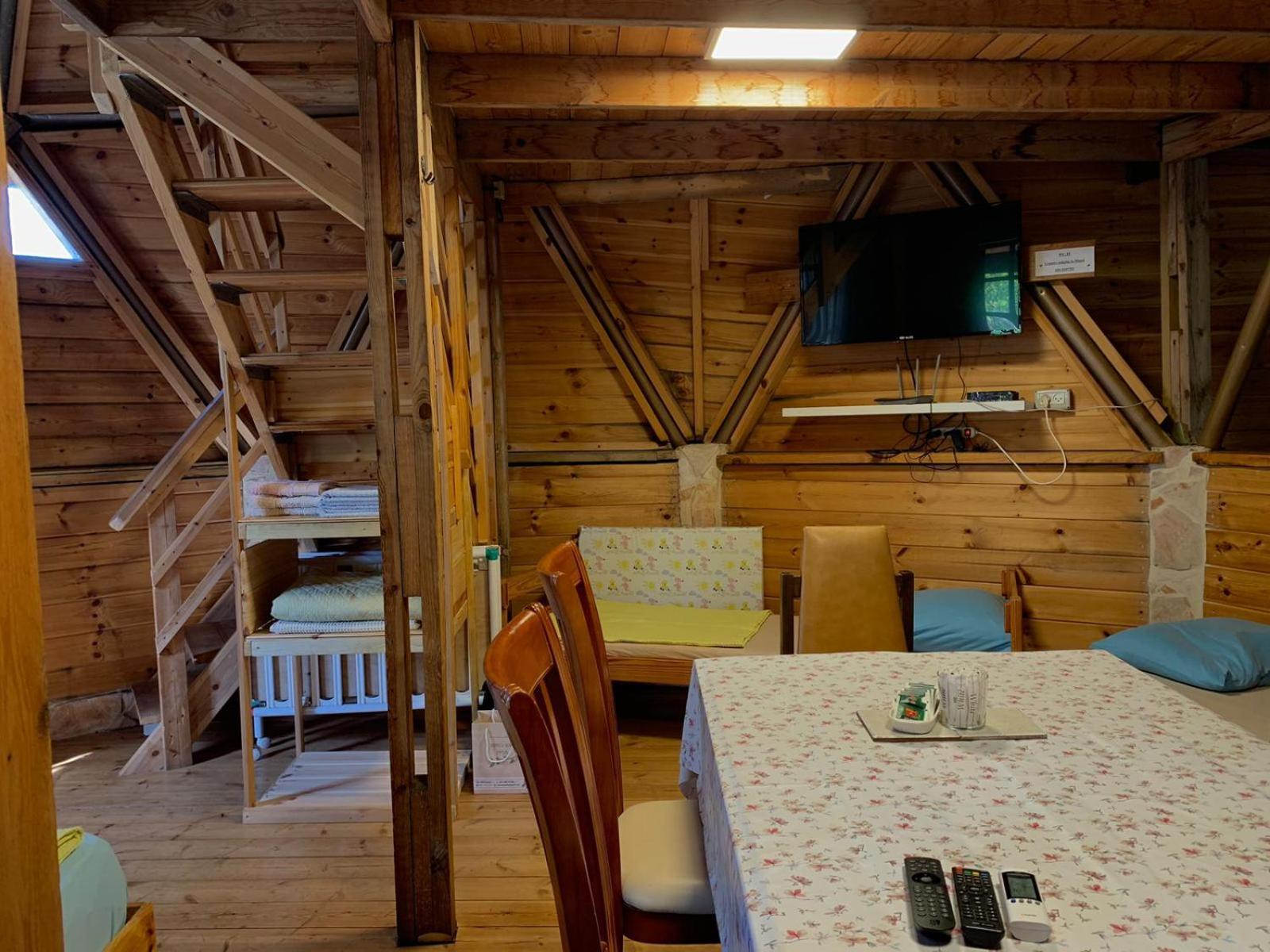 בקתת עץ בחורש במנות - דום גיאודזי - Wooden Cabin In Manot ภายนอก รูปภาพ